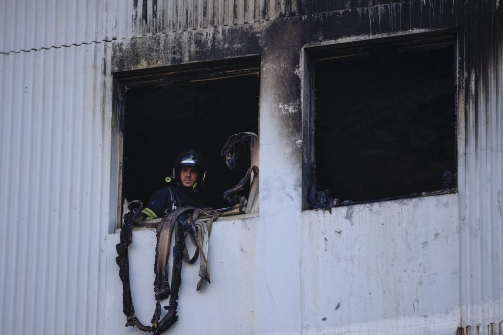 gasilec gleda skozi stanovanje, kjer je zagorelo