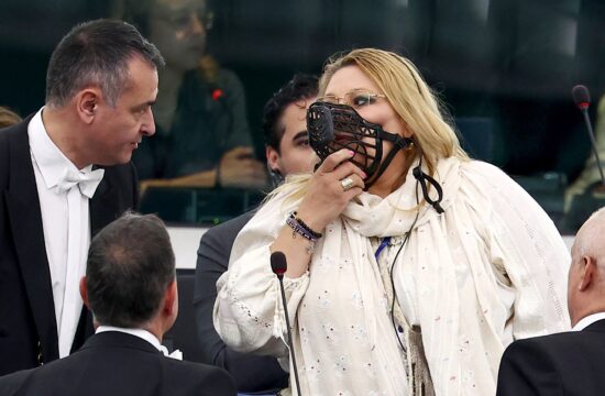 Iz Evropskega parlamenta vrgli poslanko, ki je vzklikala in si nadela nagobčnik