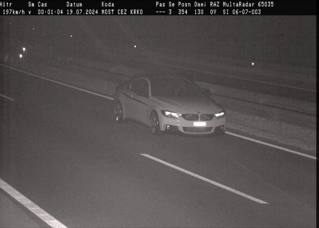 Voznik avta znamke BMW, ki je po avtocesti vozil s 197 kilometri na uro