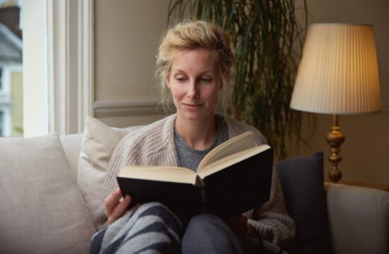 ženska bere knjigo