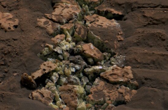 kamnina s kristali čistega žvepla na Marsu