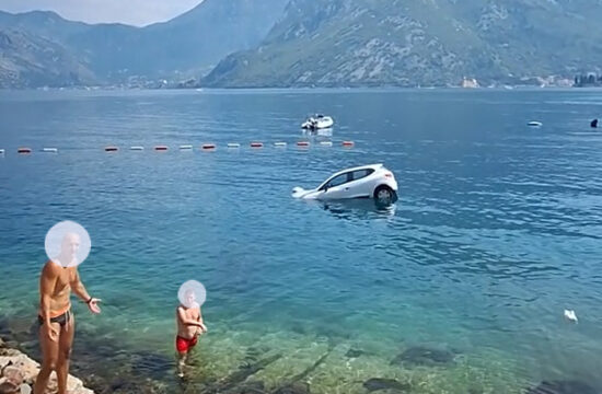 Avtomobil pristal v vodi sredi idiličnega zaliva na Jadranu