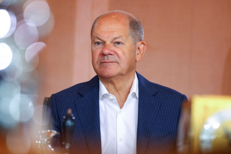 Olaf Scholz na svoji redni poletni novinarski konferenci v Berlinu