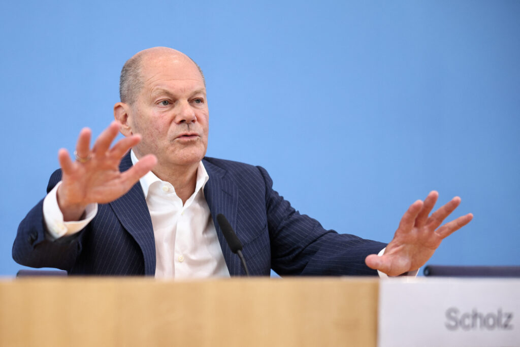 Olaf Scholz na svoji redni poletni novinarski konferenci v Berlinu