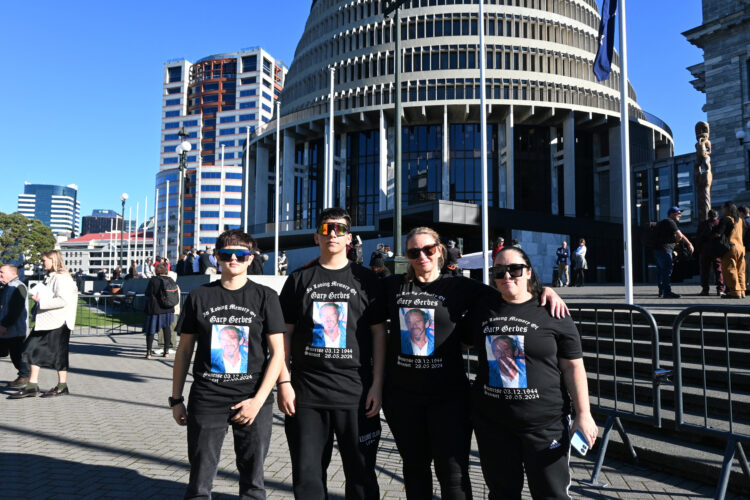 Svojci so se pred objavo poročila zbrali pred novozelandskim parlamentom