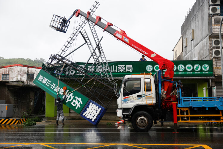 Tajfun Gaemi opustošil Tajvan, pogrešanih devet mornarjev