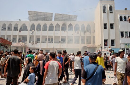 "Pred kratkim je bila šola Hadidža, kjer je delovala terenska bolnišnična ekipa, tarča izraelskega napada, v katerem je umrlo 30 mučenikov, še sto jih je Izrael ranil," je v izjavi za javnost zapisalo ministrstvo za zdravje v Gazi.