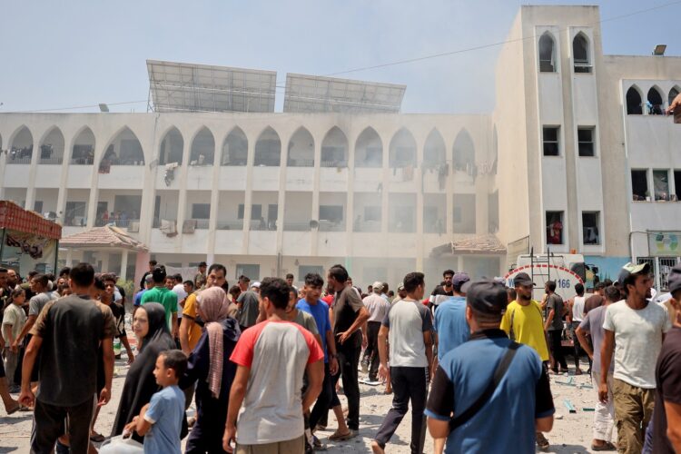 "Pred kratkim je bila šola Hadidža, kjer je delovala terenska bolnišnična ekipa, tarča izraelskega napada, v katerem je umrlo 30 mučenikov, še sto jih je Izrael ranil," je v izjavi za javnost zapisalo ministrstvo za zdravje v Gazi.
