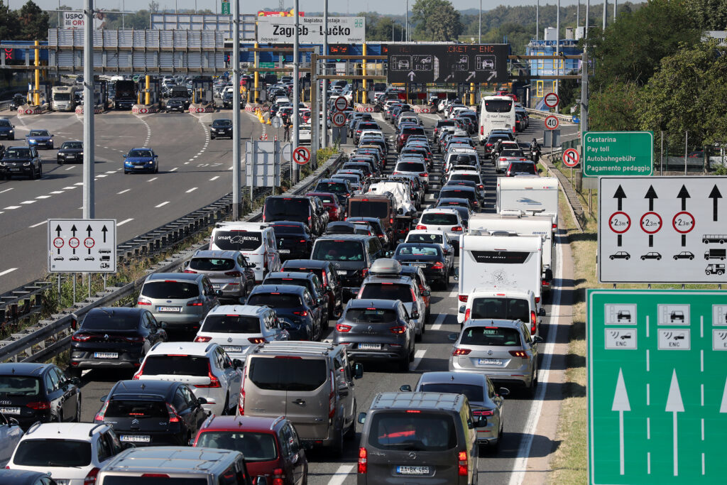 Kolone pred cestninsko postajo Lučko pri Zagrebu