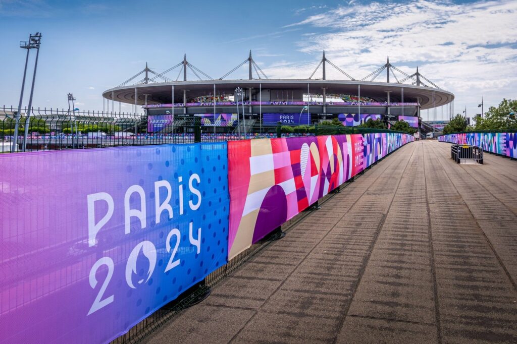 Največji francoski stadion Stade de France v pariškem predmestju Saint-Denis je osrednji stadion letošnjih olimpijskih iger