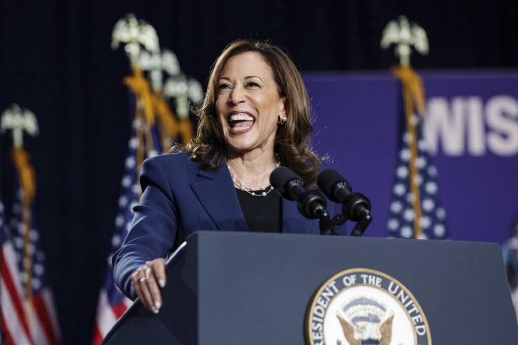 Ameriška podpredsednica in najverjetnejša kandidatka za predsednico ZDA Kamala Harris govori med svojim prvim zborovanjem v mestu Milwaukee v zvezni državi Wisconsin