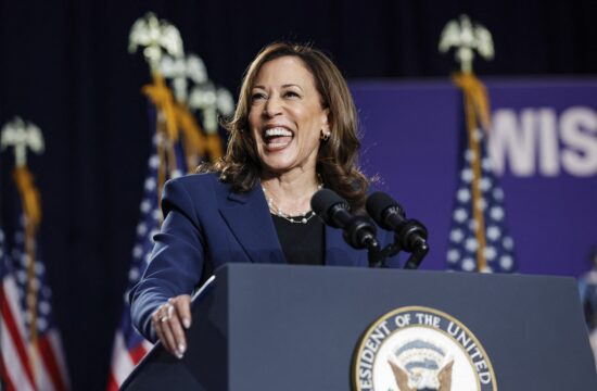 Ameriška podpredsednica in najverjetnejša kandidatka za predsednico ZDA Kamala Harris govori med svojim prvim zborovanjem v mestu Milwaukee v zvezni državi Wisconsin