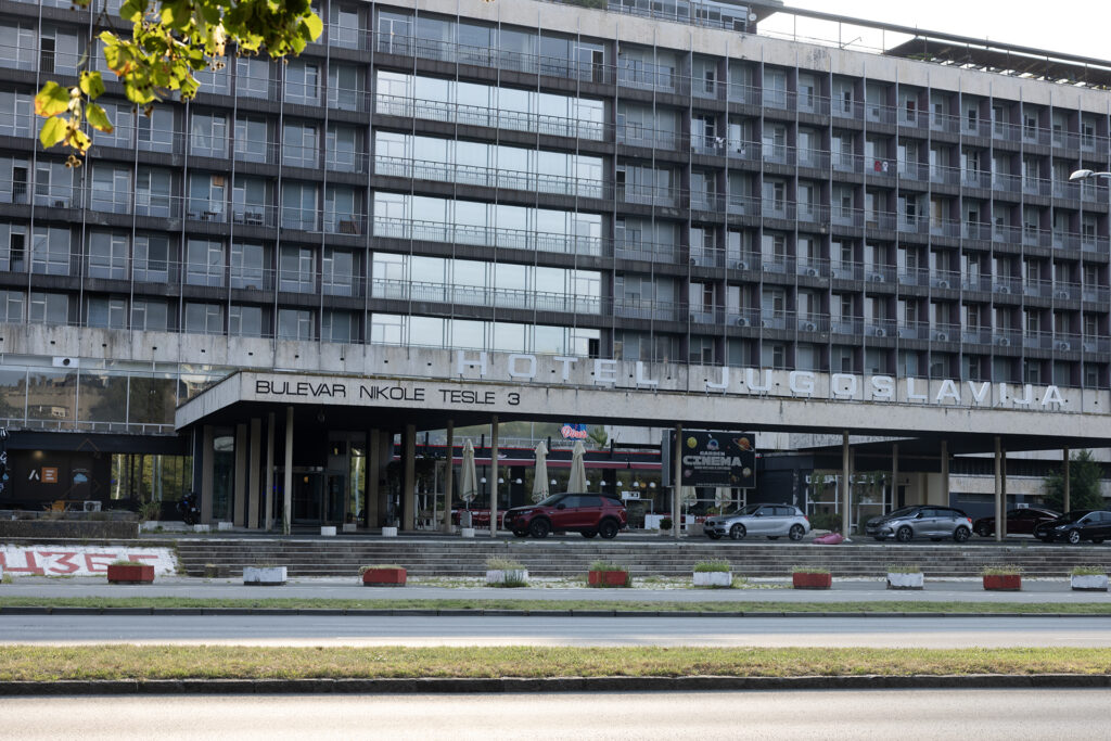 Zunanji pogled na stavbo hotela jugoslavija 