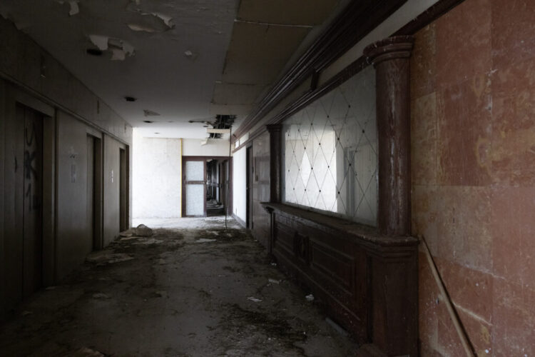 Pogled na propadajočo notranjost hotela Jugoslavija