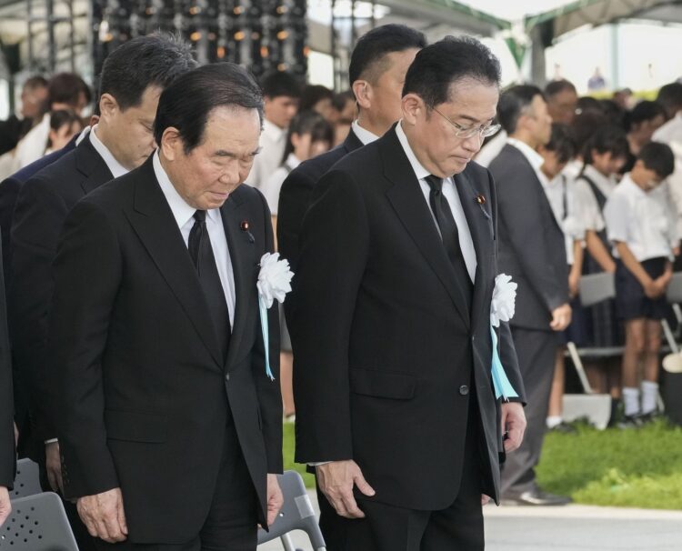 Japosnki premier Fumio Kishida in predsednik predstavniškega doma Fukushiro Nukaga