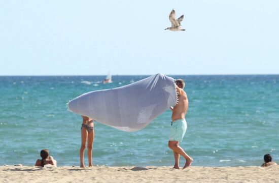 Turisti na znani špnaski plaži Playa de Palma