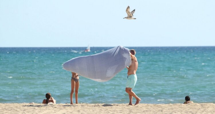 Turisti na znani špnaski plaži Playa de Palma