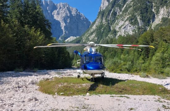 Policijski helikopter na reševanju v gorah (