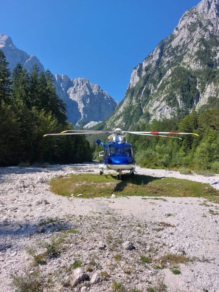 Policijski helikopter na reševanju v gorah (