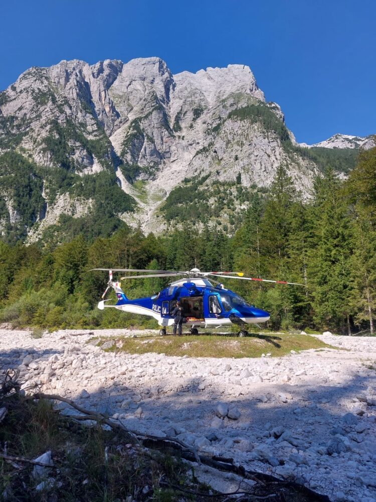 Policijski helikopter na reševanju v gorah (