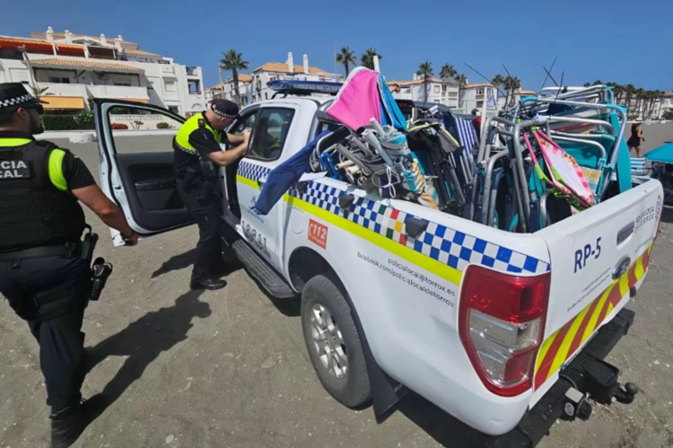 Španska policija s plaže odstranjuje ležalnike.