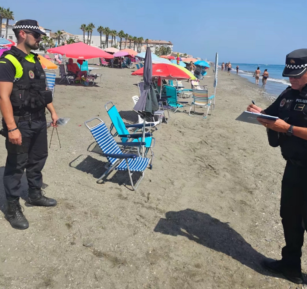 Španska policija s plaže odstranjuje ležalnike.