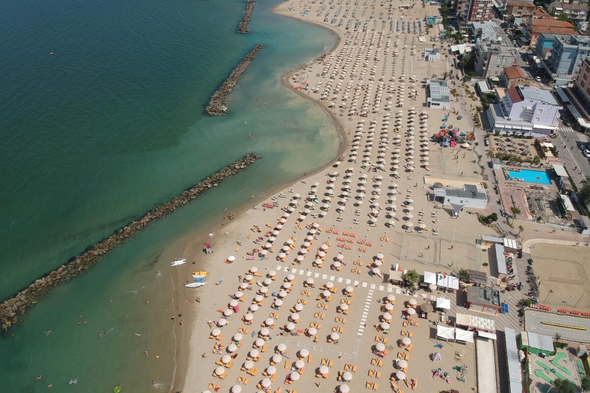 Italijanski upor po zgledu Hrvaške: “Vrnite nam brezplačno obalo!”