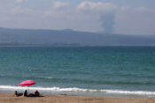 Pogled z izraelske plaže na steber dima, ki se po napadu dviga na libanonski strani