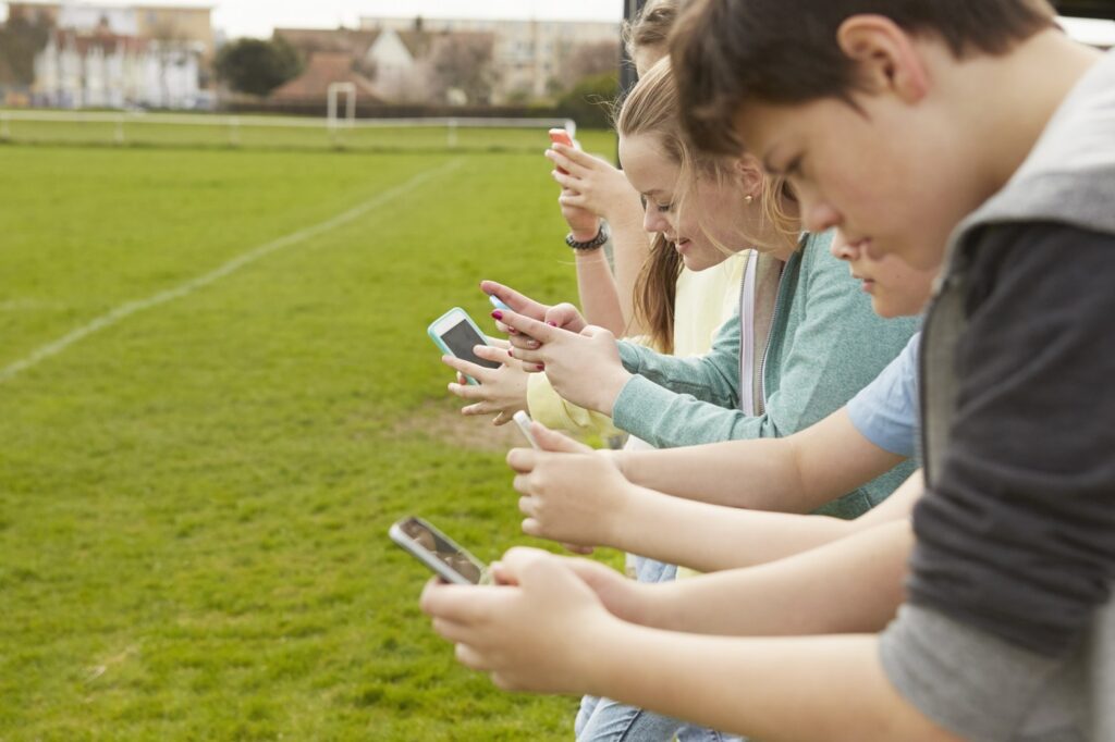 Otroci uporabljajo mobilne telefone