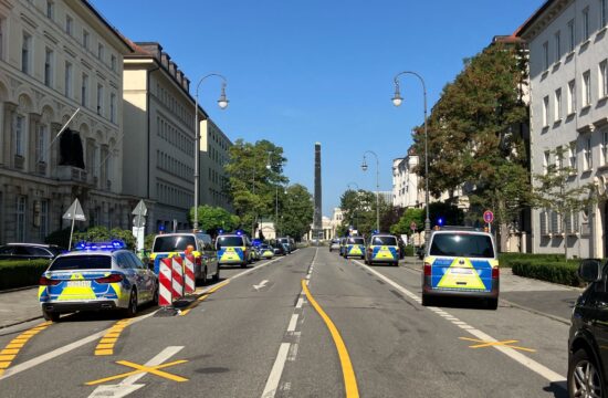 policijska vozila parkirana na cesti