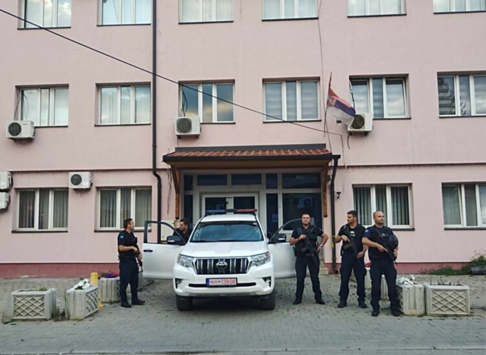 Kosovska policija pred enim od srbskih uradov