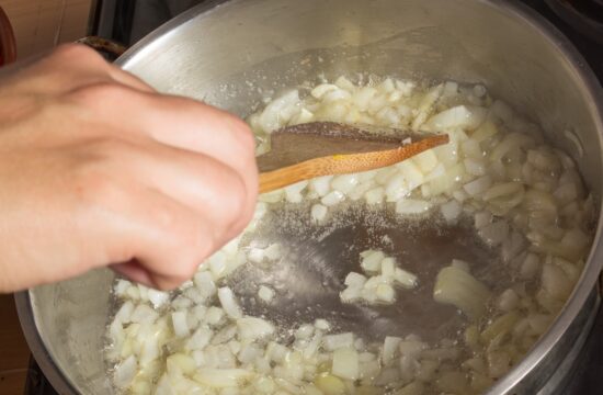 Kako chefi dušijo čebulo: hitro je pripravljena, pa še veliko bolj je okusna