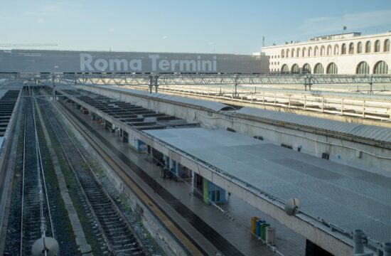 Prazni železniški terminal v Rimu med stavko junija letos