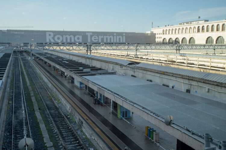 Prazni železniški terminal v Rimu med stavko junija letos