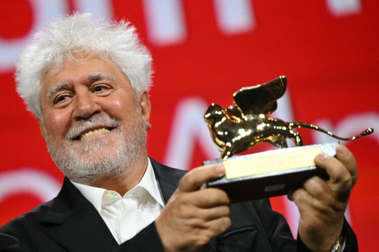 Režiser Pedro Almodovar je letošnji prejemnik zlatega leva