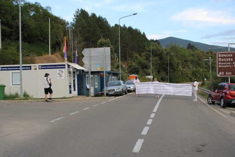 Protestniki so blokirali mejni prehod Jarinje.