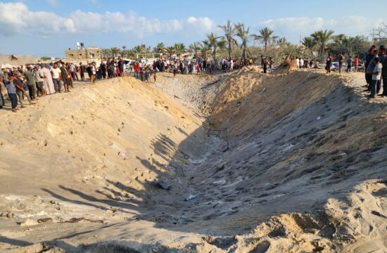 napad na šotorsko taborišče Al Mavasi v Han Junisu, gaza, izrael, palestinci