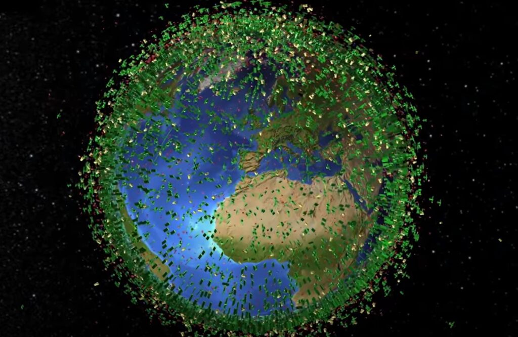 sateliti in vesoljske smeti v orbiti Zemlje