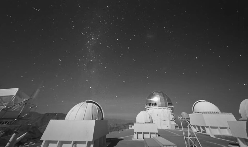 Starlinkovi sateliti nad astronomskim observatorijem