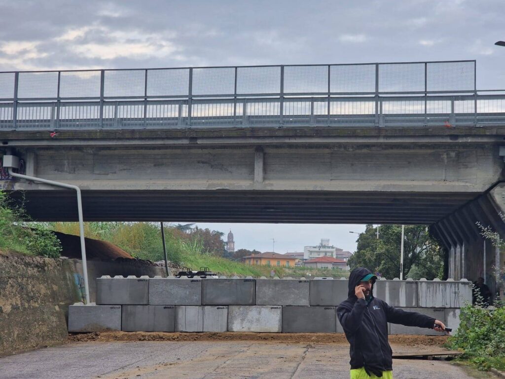 V italijanski Faenzi skušajo mesto ubraniti z betonskimi bloki