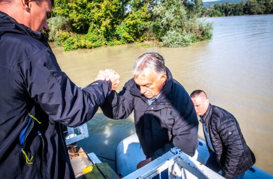 Viktor Orban izstopa iz čolna