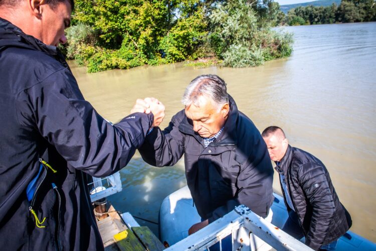 Viktor Orban izstopa iz čolna