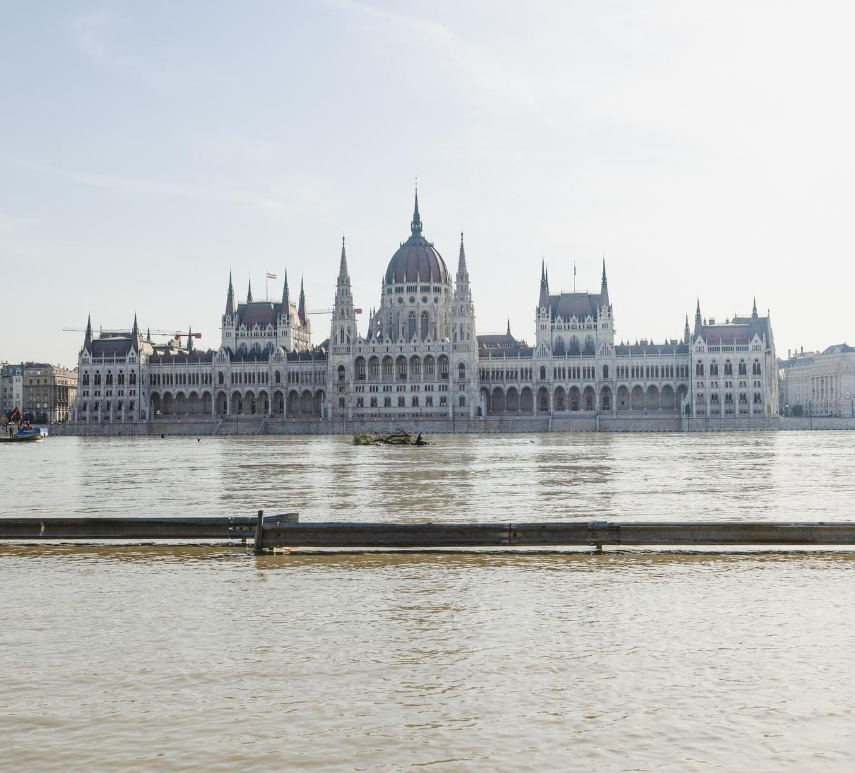 parlament in poplavljena Donava