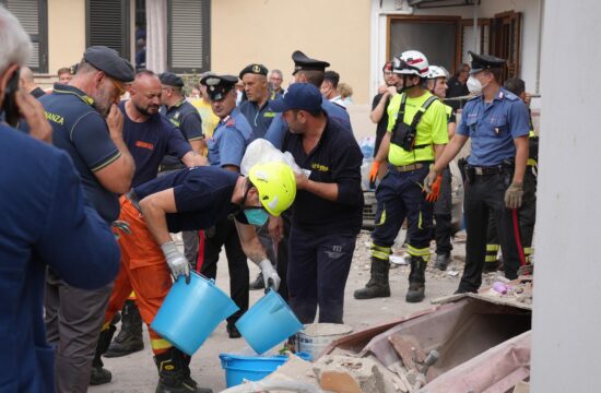 Zrušenje stavbe v Neaplju