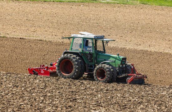 Traktor na njivi