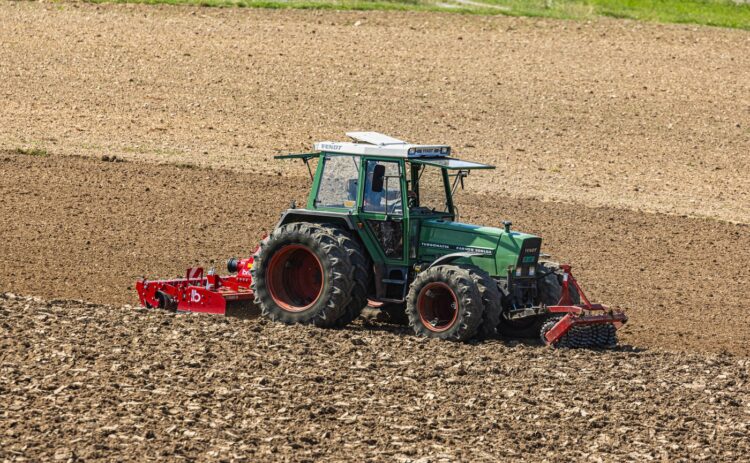 Traktor na njivi