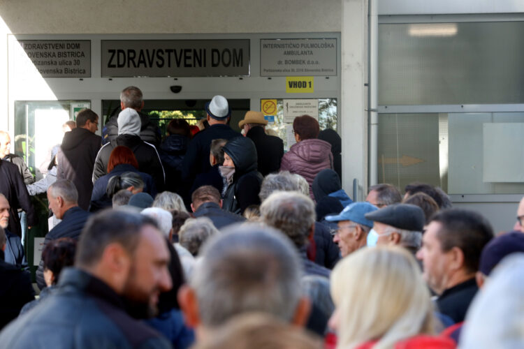 Ljudje čakajo pred ZD Slovenska bistrica