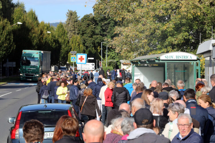 Ljudje čakajo pred ZD Slovenska bistrica