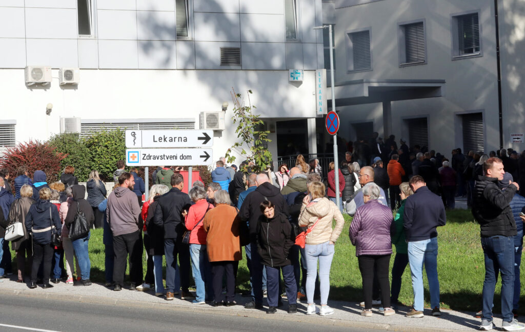 Ljudje čakajo pred ZD Slovenska bistrica