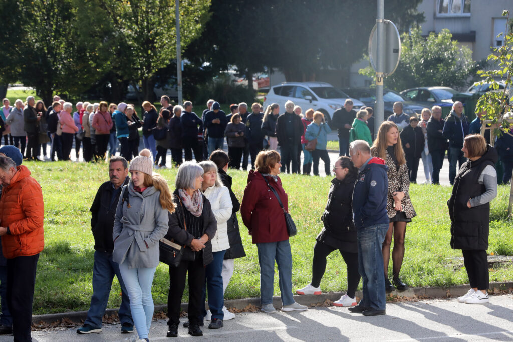 Ljudje čakajo pred ZD Slovenska Bistrica